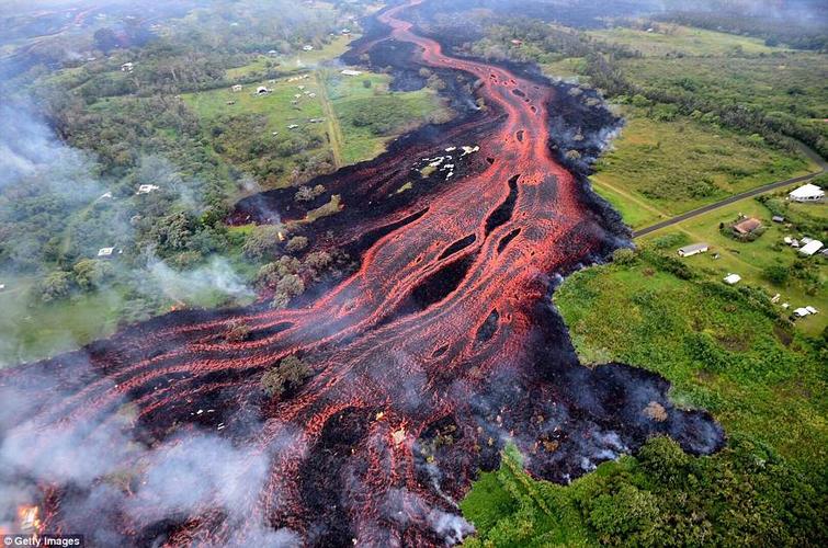 新澳门历史开奖记录查询表和火山喷发时游客急逃与火山喷发急救